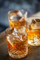 uísque bourbon em gelo servido dentro decorativo óculos foto