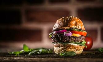 saboroso carne hamburguer com espinafre folhas salada cebola tomate e queijo foto