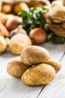 fresco batatas e sortimento legumes em a fundo foto