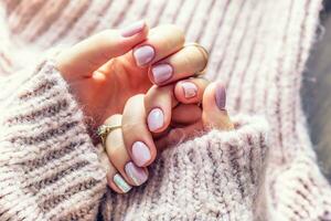 arte unha manicure para noiva dentro roxa suéter. gel unhas dentro suave Rosa cor foto