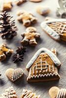 casa com Pão de gengibre e de outros Natal biscoitos ao longo com canela e pinho cones foto