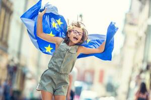 fofa feliz jovem menina com a bandeira do a europeu União foto