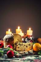 delicioso Panettone em Natal mesa sagacidade decorações e advento guirlanda e velas foto