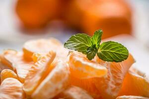fresco peças do tangerinas mandarim em a prato ou dentro uma tigela foto