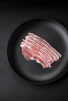 fresco cru bacon cortar para dentro fatias com sal, especiarias e ervas foto