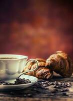 café. copo do café croissants e café feijões. vintage copo e velho carvalho mesa foto
