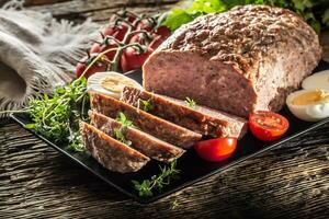 caseiro terra Rolo de carne com ovos tomates salsão ervas e Tomilho foto