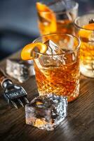 velho formado rum coquetel em gelo com laranja entusiasmo guarnição, enfeite, adorno foto