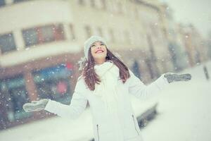 lindo sorridente jovem mulher dentro caloroso roupas. a conceito do retrato dentro inverno Nevado clima foto