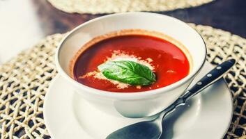 tomate sopa com parmesão queijo e manjericão sair. foto