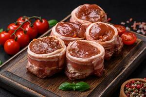 delicioso cru fresco carne de porco ou frango carne rolos embrulhado dentro bacon foto