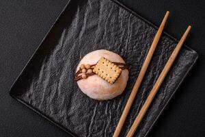 delicioso doce colorida mochi sobremesas ou gelo creme com arroz massa e coberturas foto