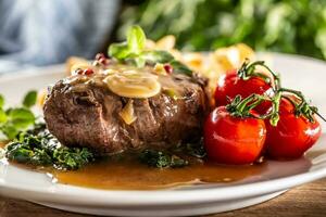 cozinhou bife com Pimenta em grão e molho com saudável veg pronto para servindo foto