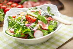 fresco Primavera salada com verde folhas tomates ovo rabanete vermelho cebola jovem ervilhas prosciutto feta queijo e Oliva óleo foto