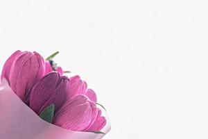 um buquê de flores de papel ondulado colorido em forma de tulipas