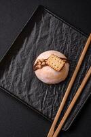 delicioso doce colorida mochi sobremesas ou gelo creme com arroz massa e coberturas foto