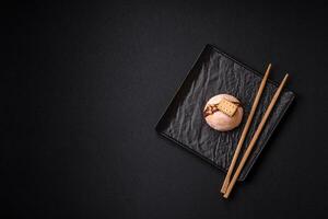 delicioso doce colorida mochi sobremesas ou gelo creme com arroz massa e coberturas foto