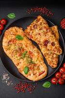 delicioso forno fresco pão sírio pizza com queijo, tomates, salsicha, sal e especiarias foto