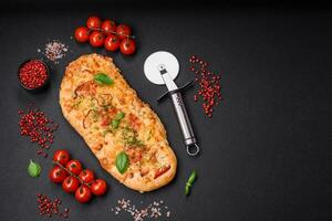 delicioso forno fresco pão sírio pizza com queijo, tomates, salsicha, sal e especiarias foto