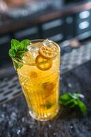 coquetel beber retro com tropical frutas às balcão de bar dentro noite clube ou restaurante foto