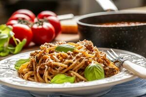 italiano massa espaguete bolonhesa servido em branco prato com parmesão queijo e manjericão foto