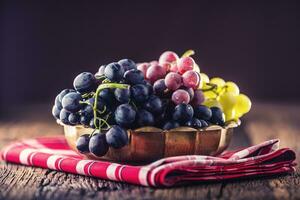 uva. grupo do multicolorido uvas dentro retro tigela em velho carvalho mesa foto