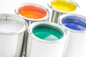 cheio do multicolorido pintura latas em branco mesa foto