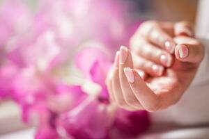 fechar-se tiro do lindo fêmea dands com unhas do França manicure. manicure e spa conceito foto