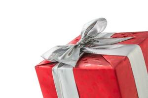 Natal namorados ou aniversário vermelho presente caixa com prata fita isolado em branco foto