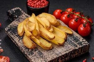 delicioso crocantes batata profundezas com sal e especiarias em uma texturizado concreto fundo foto