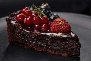 delicioso doce chocolate Brownie bolo com amoras, groselhas e framboesas foto