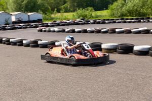 juventude ir kart piloto em acompanhar. foto