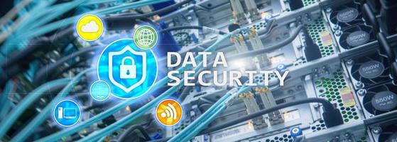segurança de dados, prevenção de crimes cibernéticos, proteção de informações digitais. ícones de bloqueio e fundo da sala do servidor.
