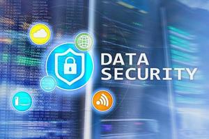 segurança de dados, prevenção de crimes cibernéticos, proteção de informações digitais. ícones de bloqueio e fundo da sala do servidor.