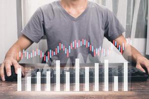 homem mostrando gráfico ilustração de crescimento de negócios de investimento em ações foto