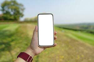 fechar acima do mulheres mãos segurando célula Telefone em branco cópia de espaço tela. inteligente telefone com tecnologia conceito foto