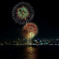 visão noturna e fogo de artifício na praia de pattaya, Tailândia foto