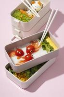 vista de cima composição comida japonesa bento box foto