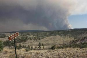 vista irônica da vista panorâmica da fumaça do incêndio johnson na floresta nacional de gila foto