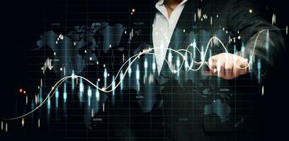 gráfico de crescimento de preços e indicadores. análise de indicadores em uma tela virtual por um empresário de terno. crescimento dos indicadores de negócios, alto lucro foto