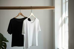 Preto e branco camiseta suspensão em uma cabide. ai generativo foto
