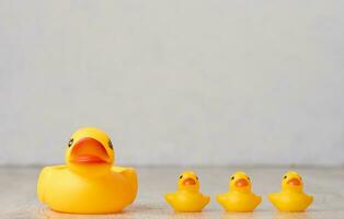 amarelo borracha patos em uma branco fundo, crianças brinquedo foto