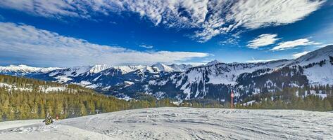 panorâmico imagem do uma esqui declive dentro Ifen esqui recorrer dentro kleinwalsertal vale dentro Áustria foto