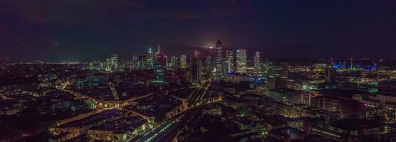 zangão panorama do Frankfurt Horizonte às noite com cheio lua foto