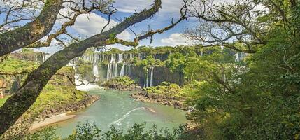 panorâmico imagem sobre a impressionante iguaçu cachoeiras dentro Brasil foto