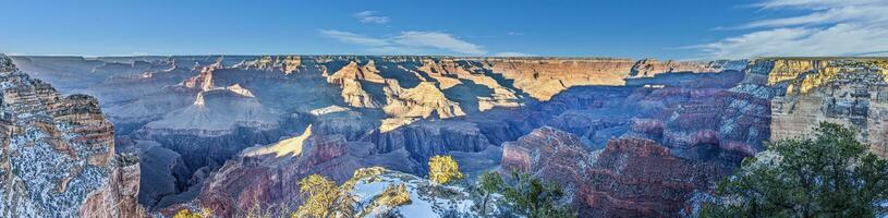 panorama cenário sobre grande desfiladeiro com azul céu dentro Arizona foto