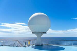 branco antenas, radar e de outros comunicação e navegação equipamento em a mastro do navio foto