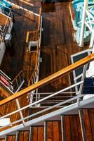 complexo do de madeira escadas e corredores em a área coberta do uma navio foto