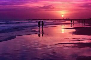 nascer do sol sobre a mar e agradável de praia dentro roxa cor. generativo ai foto