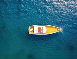 aéreo Visão aéreo Visão do pequeno barco planador em mar foto